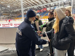 Policjantki przekazują odblaski