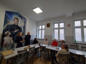 Policjantki rozmawiają z Seniorami