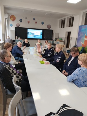 Policjantki rozmawiają z Seniorami