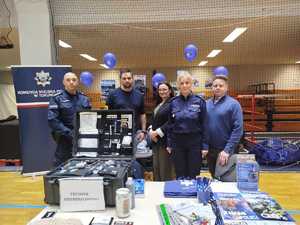 Policjanci na targach pracy