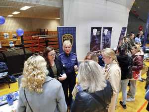 Policjanci na targach pracy