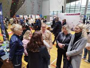 Policjanci na targach pracy