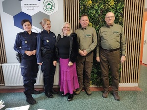 Wspólne zdjęcie policjantek WP KMP w Toruniu z Dyrektor Szkoły Podstawowej w Cierpcach Panią Ewą Błaszkiewicz oraz funkcjonariuszami Służb Leśnych Nadleśnictwa Cierpiszewo.