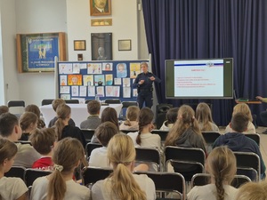 Policjantka edukuje uczniów Szkoły Podstawowej w Cierpicach