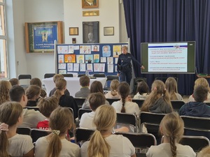 Policjantka edukuje uczniów Szkoły Podstawowej w Cierpicach
