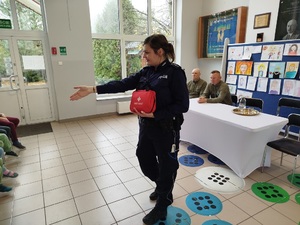 Policjantka edukuje uczniów Szkoły Podstawowej w Cierpicach