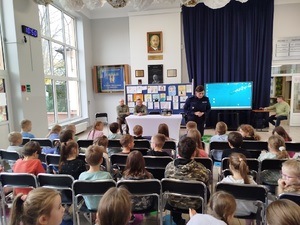 Policjantka edukuje uczniów Szkoły Podstawowej w Cierpicach