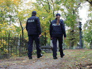 policjanci kontrolują teren cmentarza