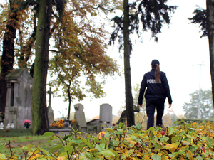 policjanci kontrolują teren cmentarza