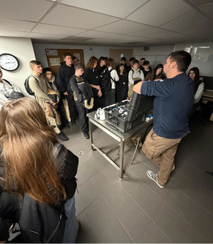 technik kryminalistyki prowadzi zajęcia dla licealistów