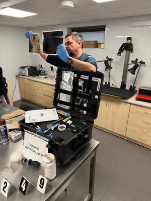 technik kryminalistyki prowadzi zajęcia dla licealistów