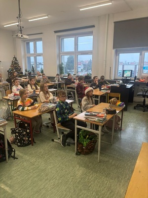 Zajęcia z uczniami Szkoły Podstawowej w Lubiczu Górnym na temat przemocy rówieśniczej i cyberzagrożeń.