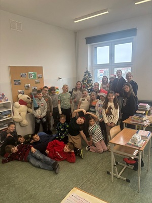 Zajęcia z uczniami Szkoły Podstawowej w Lubiczu Górnym na temat przemocy rówieśniczej i cyberzagrożeń.