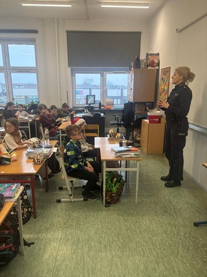 Zajęcia z uczniami Szkoły Podstawowej w Lubiczu Górnym na temat przemocy rówieśniczej i cyberzagrożeń.