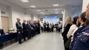 Na zdjęciu znajdują się policjanci, goście oraz pracownicy cywilni w trakcie spotkania wigilijnego w Komendzie Miejskiej Policji w Toruniu