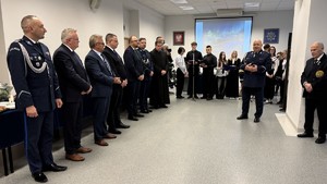 Na zdjęciu znajdują się policjanci, goście oraz pracownicy cywilni w trakcie spotkania wigilijnego w Komendzie Miejskiej Policji w Toruniu