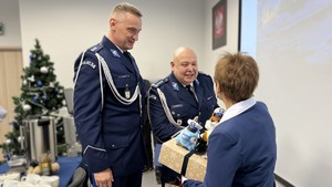 Na zdjęciu znajdują się policjanci, goście oraz pracownicy cywilni w trakcie spotkania wigilijnego w Komendzie Miejskiej Policji w Toruniu