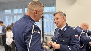 Na zdjęciu znajdują się policjanci, goście oraz pracownicy cywilni w trakcie spotkania wigilijnego w Komendzie Miejskiej Policji w Toruniu