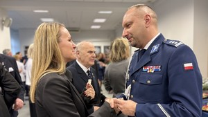 Na zdjęciu znajdują się policjanci, goście oraz pracownicy cywilni w trakcie spotkania wigilijnego w Komendzie Miejskiej Policji w Toruniu