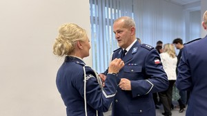 Na zdjęciu znajdują się policjanci, goście oraz pracownicy cywilni w trakcie spotkania wigilijnego w Komendzie Miejskiej Policji w Toruniu