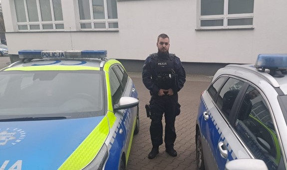 Policjant przy radiowozie