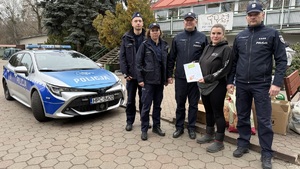 Policjanci z pracownikiem cywilnym oraz przekazanym dyplomem