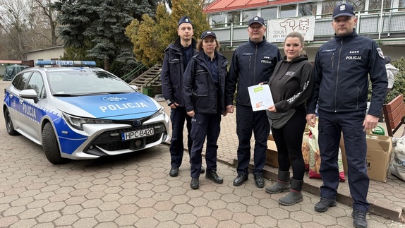 Policjanci z pracownikiem cywilnym oraz przekazanym dyplomem