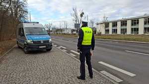 Policjant ruchu drogowego na drodze. Przeprowadza kontrolę drogową oraz czuwa nad bezpieczeństwem podróżujących.