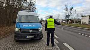 Policjant ruchu drogowego na drodze. Przeprowadza kontrolę drogową oraz czuwa nad bezpieczeństwem podróżujących.