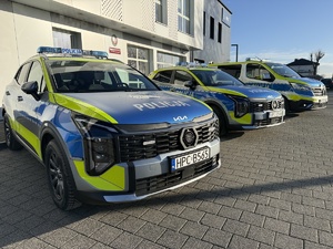 Na zdjęciach widać Pierwszego Zastępcę Komendanta Miejskiego Policji w Toruniu, Komendanta Komisariatu Policji w Dobrzejewicach oraz jego zastępcę, Komendanta Komisariatu w Chełmży oraz jego zastępcę. Widoczni są również przedstawiciele władz samorządowych oraz policjanci. Przekazanie pojazdów odbywa się w Komisariacie Policji w Dobrzejewicach oraz Chełmży.