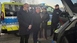 Na zdjęciach widać Pierwszego Zastępcę Komendanta Miejskiego Policji w Toruniu, Komendanta Komisariatu Policji w Dobrzejewicach oraz jego zastępcę, Komendanta Komisariatu w Chełmży oraz jego zastępcę. Widoczni są również przedstawiciele władz samorządowych oraz policjanci. Przekazanie pojazdów odbywa się w Komisariacie Policji w Dobrzejewicach oraz Chełmży.