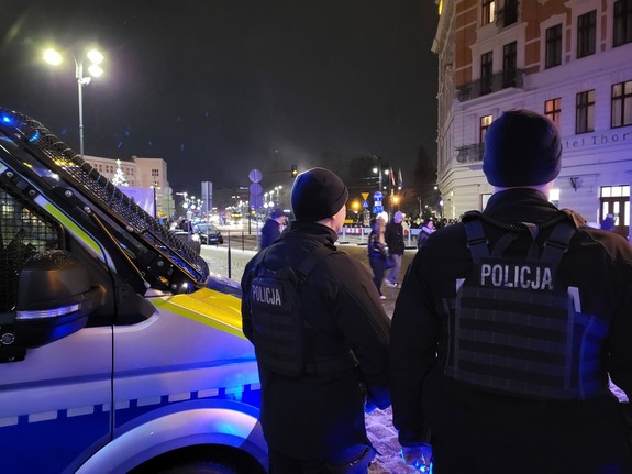 policjanci podczas słuzby w Sylwestra