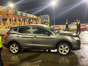 Policjanci konbtrolują trzeźwość na autostradzie