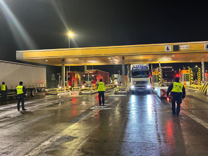 Policjanci konbtrolują trzeźwość na autostradzie