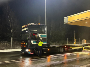 Policjanci konbtrolują trzeźwość na autostradzie