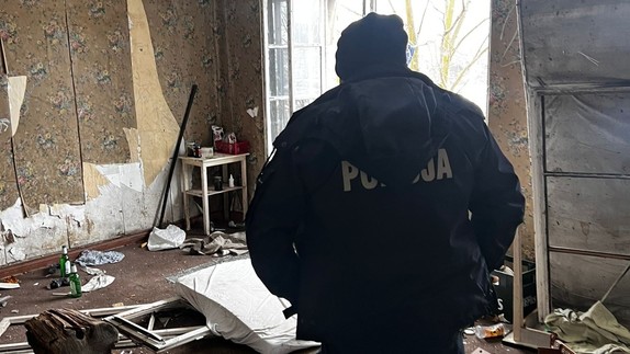 Policjanci kontrolują miejsca przebywania osób bezdomnych. Na zdjęciach widoczni są umundurowani policjanci oraz miejsca, które kontrolują, pustostany, miejsca przyległe.