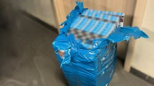 na zdjęciach widać zatrzymane wyroby tytoniowe.