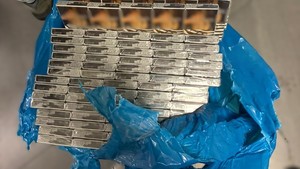 na zdjęciach widać zatrzymane wyroby tytoniowe.