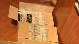 na zdjęciach znajduje się zabezpieczony tytoń oraz krajanka tytoniowa. Widać nieumundurowanego funkcjonariusza z opaską na ręku z napisem Policja