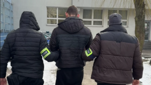 Na zdjęciu widać policjanta wykonującego czynności z mężczyzną. Kolejne zdjęcie przedstawia zatrzymanego prowadzonego przez policjantów.