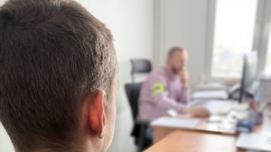 Na zdjęciu widać policjanta wykonującego czynności z mężczyzną. Kolejne zdjęcie przedstawia zatrzymanego prowadzonego przez policjantów.