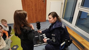 Spotkanie przedstawicieli Zespołu ds. Profilaktyki Społecznej toruńskiej komendy z dziećmi w Przedszkolu Miejskim nr 12 w Toruniu.