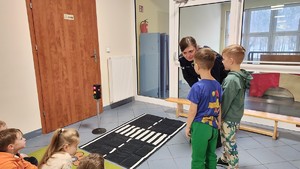 Spotkanie przedstawicieli Zespołu ds. Profilaktyki Społecznej toruńskiej komendy z dziećmi w Przedszkolu Miejskim nr 12 w Toruniu.