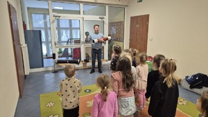 Spotkanie przedstawicieli Zespołu ds. Profilaktyki Społecznej toruńskiej komendy z dziećmi w Przedszkolu Miejskim nr 12 w Toruniu.