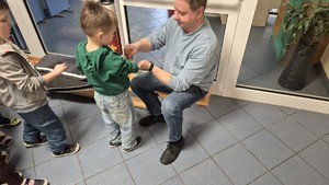 Spotkanie przedstawicieli Zespołu ds. Profilaktyki Społecznej toruńskiej komendy z dziećmi w Przedszkolu Miejskim nr 12 w Toruniu.