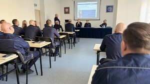 Na zdjęciach znajdują się Policjanci w trakcie rocznej odprawy. Widoczny jest Komendant Wojewódzki Policji w Bydgoszczy oraz Komendanci Policji garnizonu toruńskiego, przybyli goście oraz przedstawiciele władz miasta Torunia i samorządowcy.