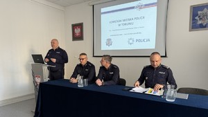 Na zdjęciach znajdują się Policjanci w trakcie rocznej odprawy. Widoczny jest Komendant Wojewódzki Policji w Bydgoszczy oraz Komendanci Policji garnizonu toruńskiego, przybyli goście oraz przedstawiciele władz miasta Torunia i samorządowcy.