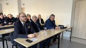 Na zdjęciach znajdują się Policjanci w trakcie rocznej odprawy. Widoczny jest Komendant Wojewódzki Policji w Bydgoszczy oraz Komendanci Policji garnizonu toruńskiego, przybyli goście oraz przedstawiciele władz miasta Torunia i samorządowcy.