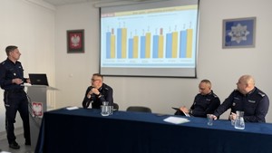 Na zdjęciach znajdują się Policjanci w trakcie rocznej odprawy. Widoczny jest Komendant Wojewódzki Policji w Bydgoszczy oraz Komendanci Policji garnizonu toruńskiego, przybyli goście oraz przedstawiciele władz miasta Torunia i samorządowcy.