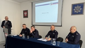 Na zdjęciach znajdują się Policjanci w trakcie rocznej odprawy. Widoczny jest Komendant Wojewódzki Policji w Bydgoszczy oraz Komendanci Policji garnizonu toruńskiego, przybyli goście oraz przedstawiciele władz miasta Torunia i samorządowcy.